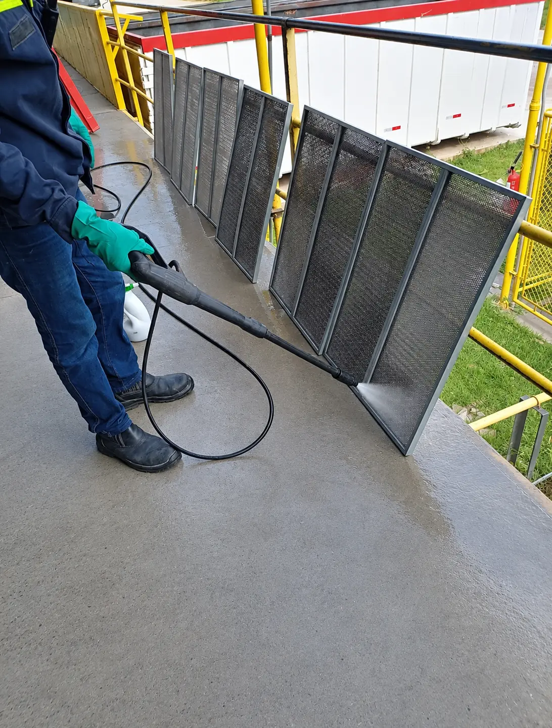 Técnico higienizando filtros de sistema de climatização