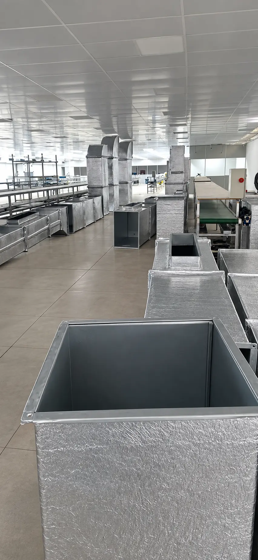 Rede de dutos metálicos isolados montada em ambiente produtivo