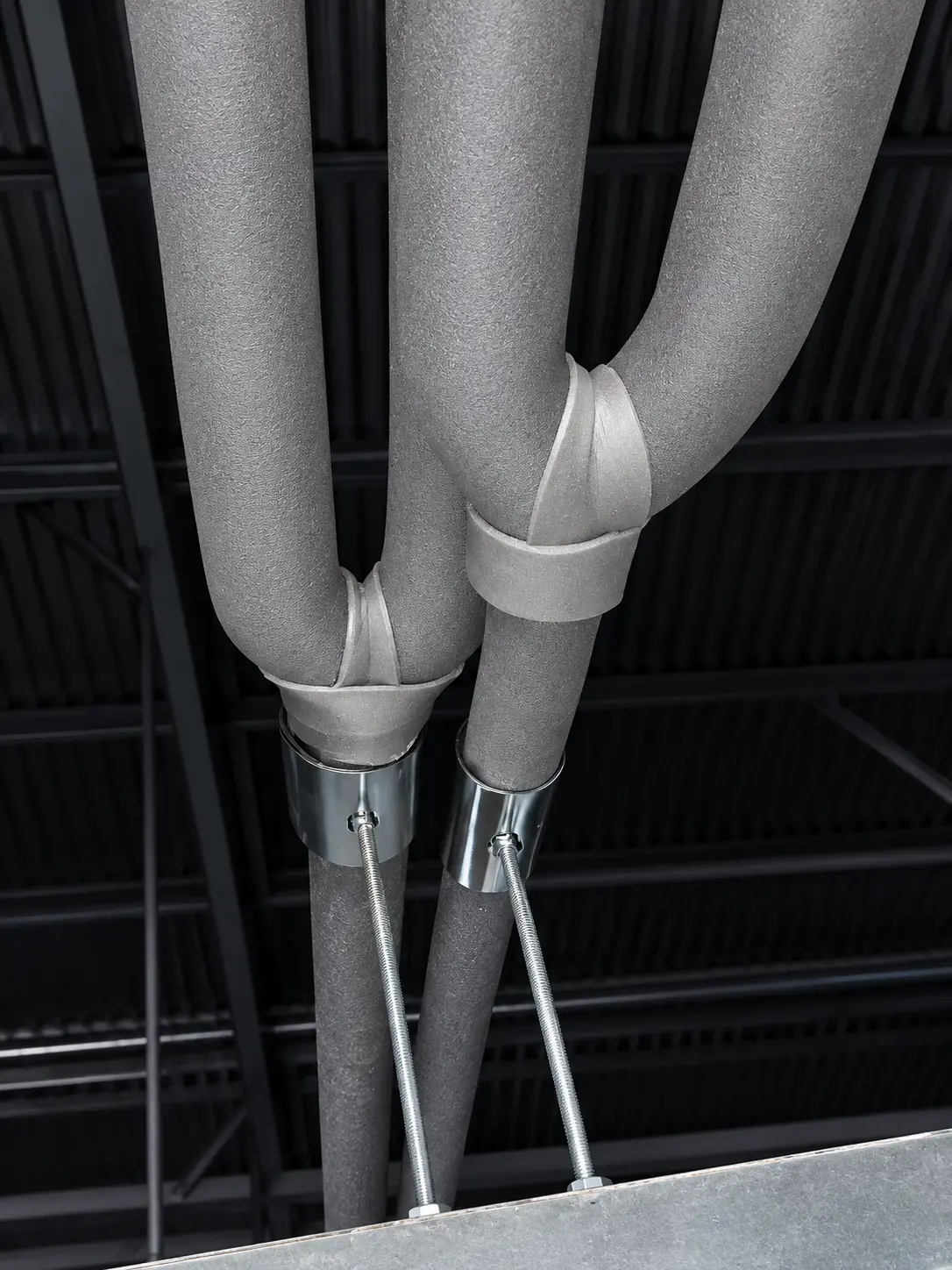 Detalhe de tubulações isoladas e fixadas em sistema HVAC