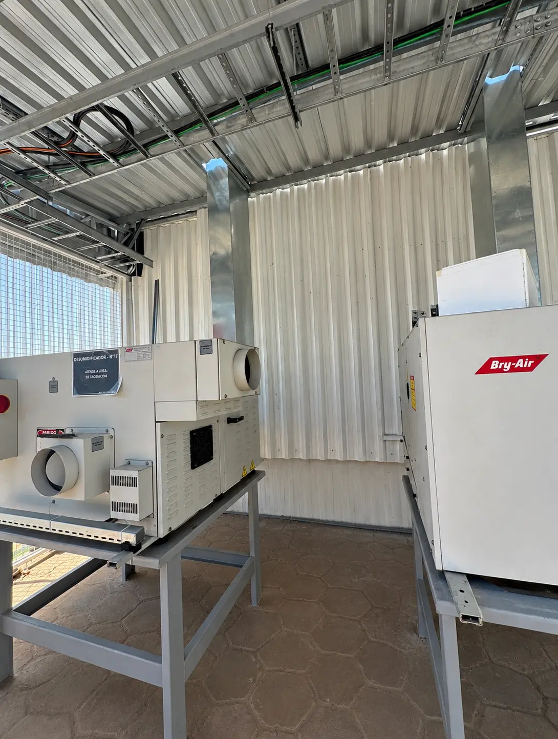 Equipamentos de desumidificação instalados em área técnica industrial